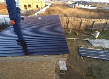 Крыша из профнастила своими руками//Торцевая планка//Монтаж ветровой планки